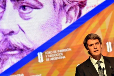 Prat-Gay: las paritarias sólo deben reabrirse si la inflación supera el 2,5%