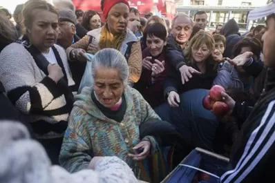Agricultores protestan en Plaza de Mayo regalando 20.000 kilos de verduras