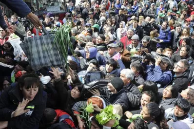 Buryaile: en vez de regalar en Plaza de Mayo, que vayan a vender a la feria