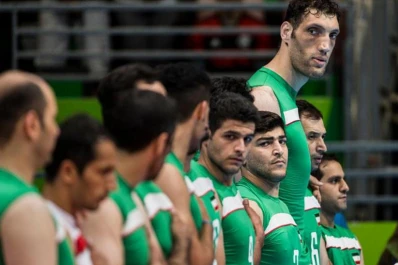 Un iraní de 2,46 metros juega al vóley y sorprende a todos en los Juegos Paralímpicos