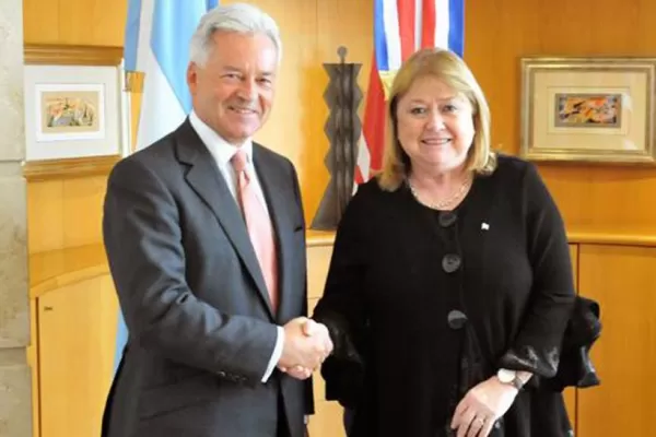 Argentina y el Reino Unido acuerdan cooperar en asuntos de Las Malvinas