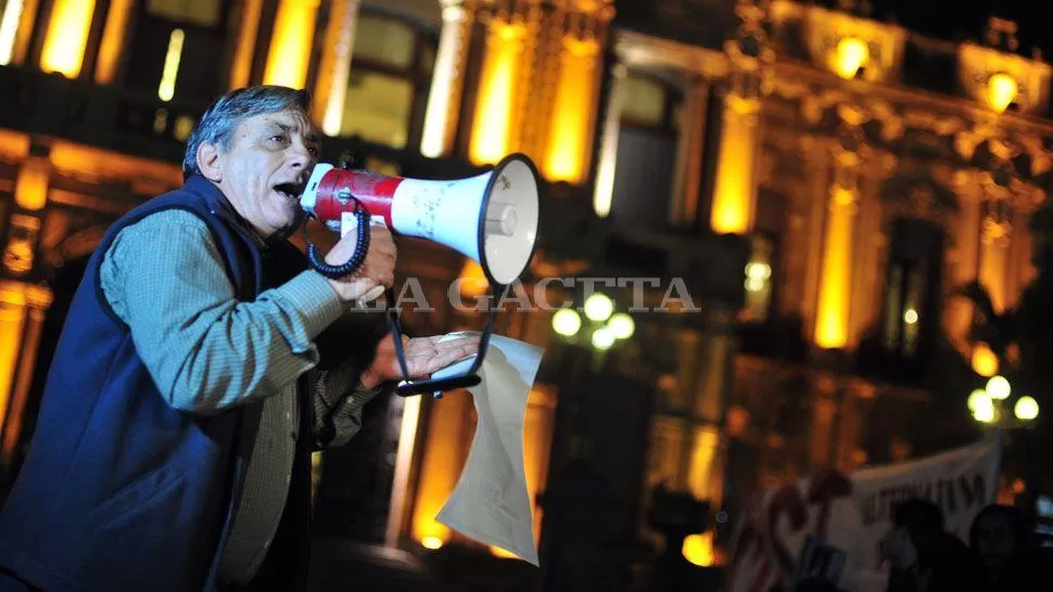 ALBERTO LEBBOS. El padre de Paulina pide justicia por la muerte de su hija todos los martes en la plaza Independencia. ARCHIVO