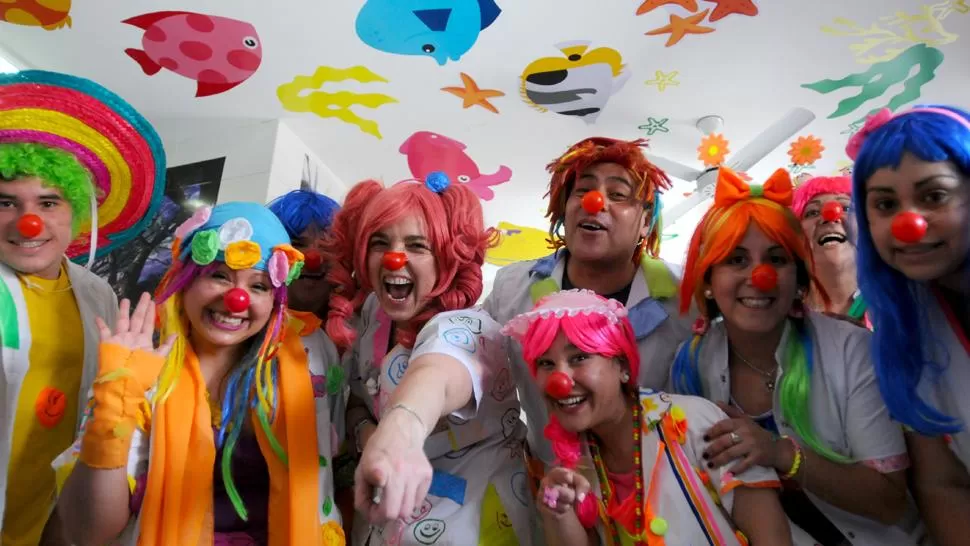 PAYATERAPEUTAS. Los payas posaron juntos antes de terminar la intervención. LA GACETA/ ANALÍA JARAMILLO.