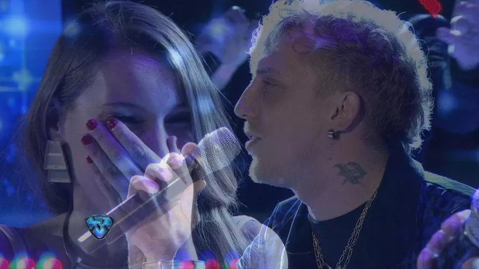 PURO ROMANTICISMO. El Polaco le canta a Pampita. FOTO TOMADA DE ELTRECE.TV