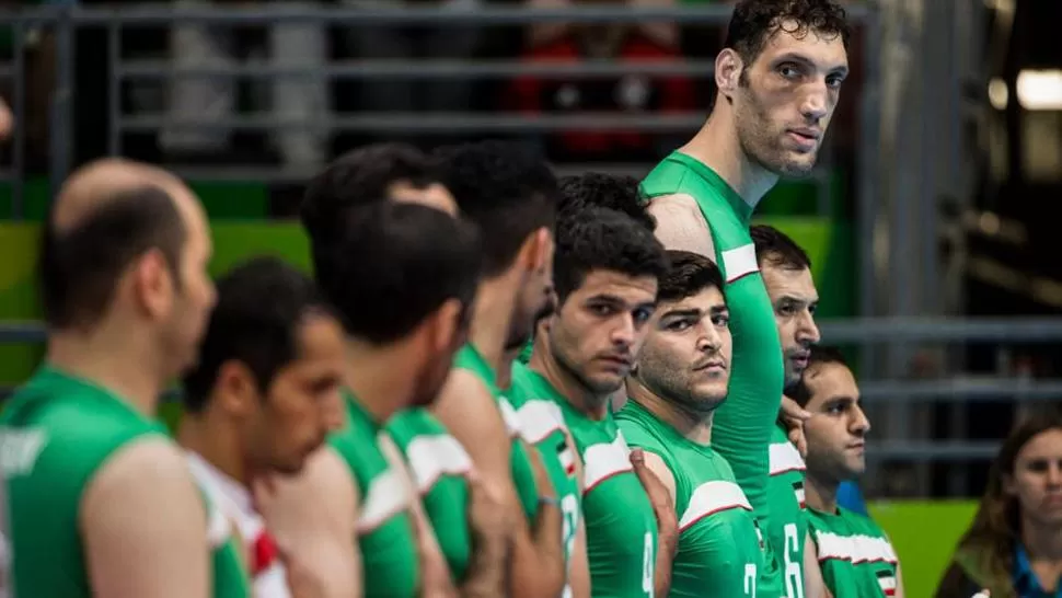 Un iraní de 2,46 metros juega al vóley y sorprende a todos en los Juegos Paralímpicos