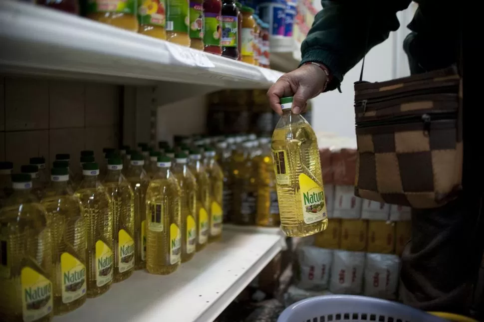 EN LAS GÓNDOLAS. El aceite comestible tuvo un ascenso del 12%. la gaceta / foto de Inés Quinteros Orio (archivo)