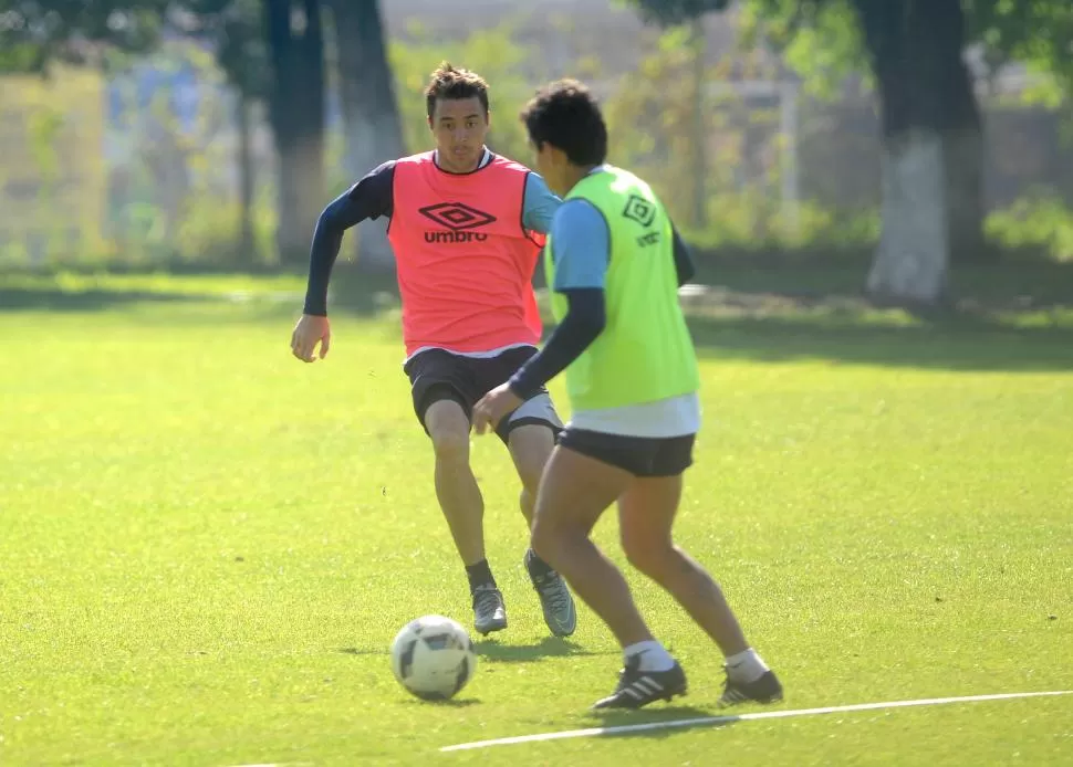 SIN VUELO. González y “Pulguita”, claves en el plantel de ascenso y en el torneo pasado, perdieron la titularidad el lunes. la gaceta / foto de franco vera