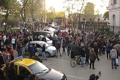 Embistió con su auto a un ladrón y lo mató