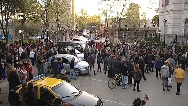 MARCHA. Vecinos tomaron el municipio para pedir la liberación del carnicero.  captura de video