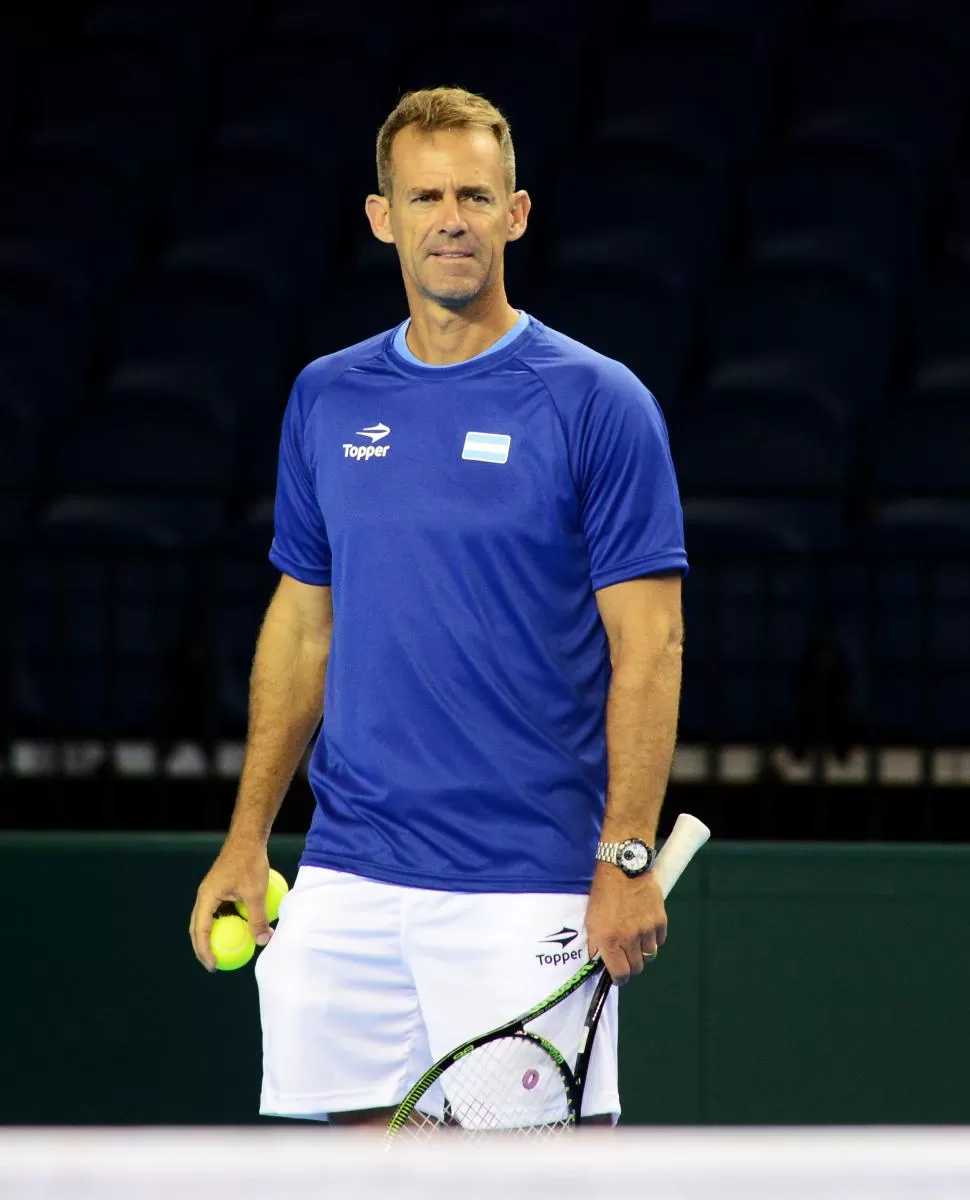 ACTIVO. Orsanic no sólo da indicaciones, también se anima a agarrar la raqueta. Adrián Quiroga (aat)