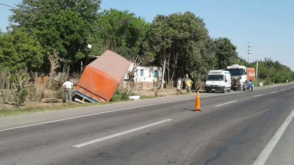 La Florida: un camión volcó y terminó a metros de una casa