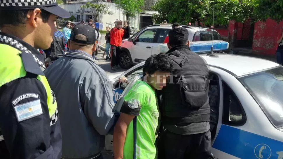 Intentaron robar una cartera, pero los vecinos les dieron una paliza y los entregaron a la Policía