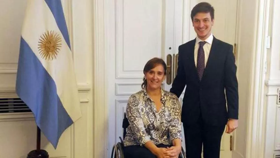 DESPLAZADO. Álvaro Zicarelli, junto a Gabriela Michetti. FOTO TOMADA DE INFOBAE.COM