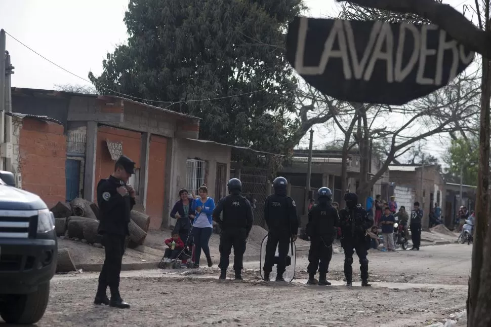 JUNTAR FUERZAS. La Federal en un operativo antidrogas. Si se declara la emergencia, trabajarán en conjunto con la Policía provincial y la Gendarmería. la gaceta / foto de diego aráoz