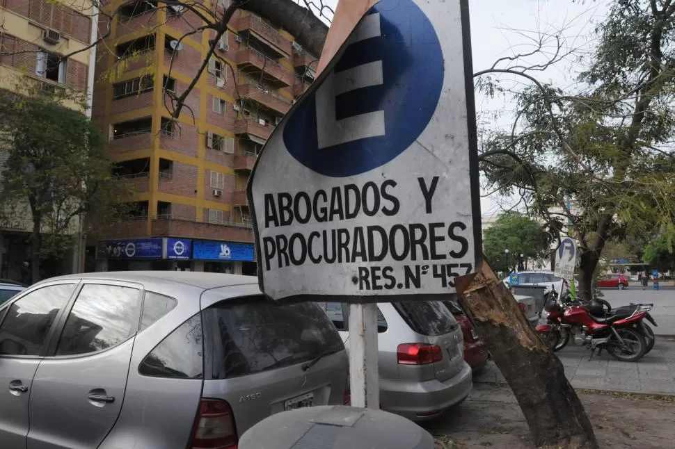 PERMISOS. En el pasaje 2 de Abril los abogados tienen 6 lugares.LA GACETA / FOTO DE ANALÍA JARAMILLO.- 