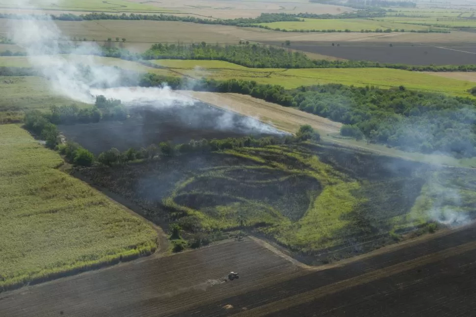 POR EL CIELO. Equipos del Gobierno detectaron distintos focos de incendios en cañaverales ayer, desde la zona centro hacia varios puntos del interior. la gaceta / fotos de jorge olmos sgrosso