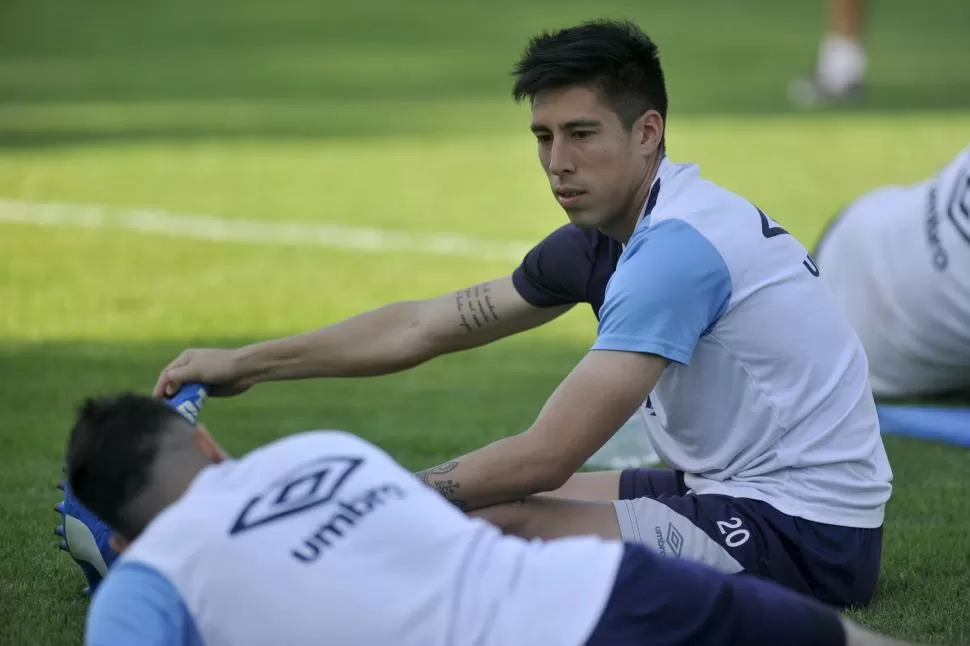 CHARLA. Rosales y Barbona hablan durante la sesión de ayer en Ojo de Agua. A esa hora de la tarde, las 18, ni el lateral ni el enganche sabían que no podían jugar. LA GACETA / FOTO DE Inés Quinteros Orio