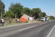 Un camión volcó a metros de una casa