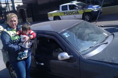Dejó a su bebé encerrado en el auto durante una hora y se fue a hacer un trámite