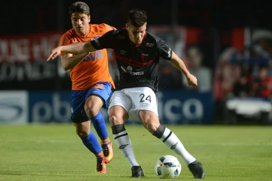 Colón se impuso ante Talleres con un polémico gol