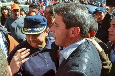 Agredieron al gobernador de San Juan cuando quiso hablar con asambleistas en Jáchal