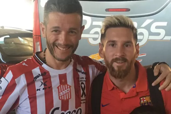 Unió San Martín con Barcelona: un hincha Santo posó con Messi en España