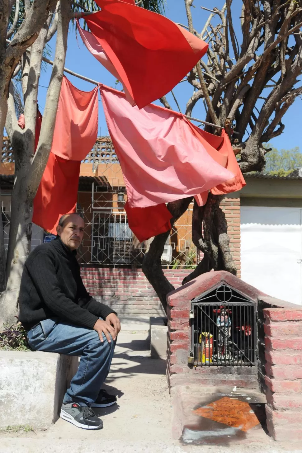 AGRADECIDO. Miguel Medina decidió honrar al Gauchito Gil después de una cirugía.LA GACETA / FOTOS DE ANALÍA JARAMILLO.-