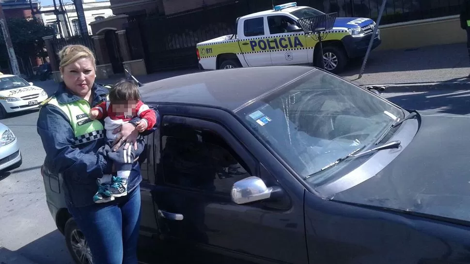 Dejó a su bebé encerrado en el auto durante una hora y se fue a hacer un trámite