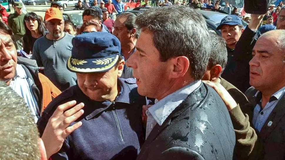 SERGIO UÑAC EN MEDIO DE LA PROTESTA. FOTO TOMADA DE LOSANDES.COM