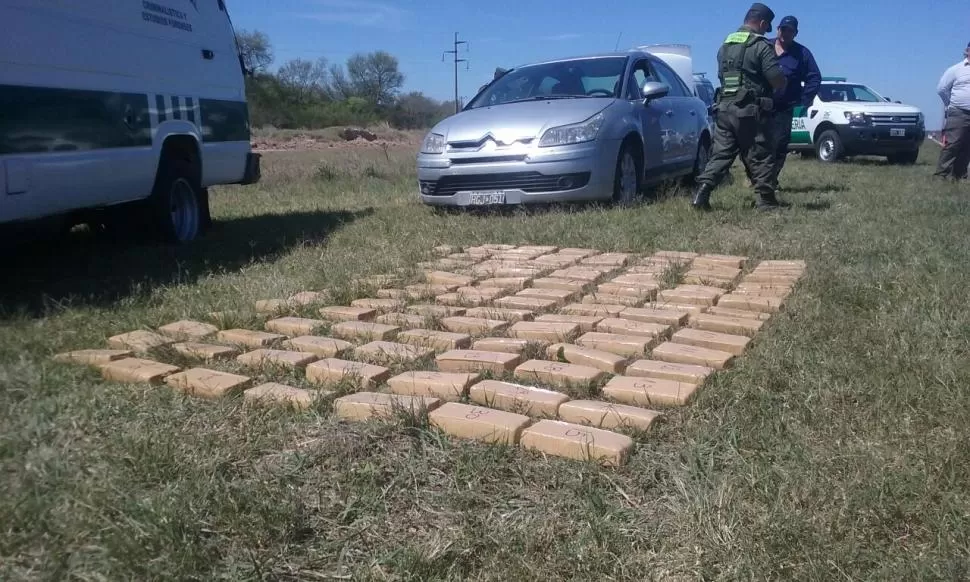 EL SECUESTRO. La droga que venía del Chaco venía en un auto de lujo. gendarmería nacional