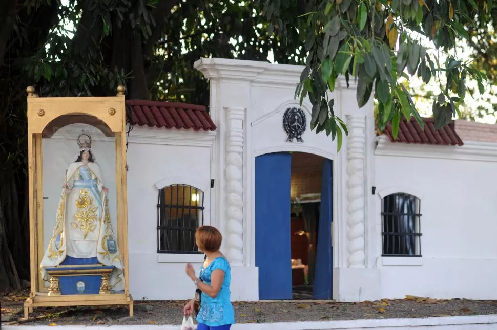 SÍMBOLOS. La Virgen de la Merced y una réplica de la Casa Histórica. la gaceta / fotos de diego aráoz