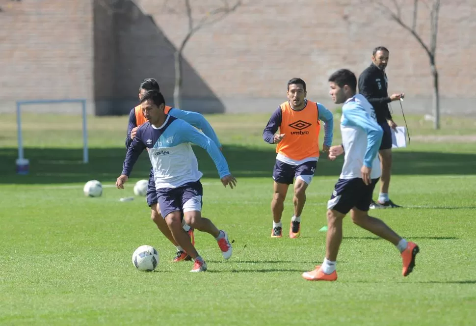 CREADORES DE JUEGO. Acosta, autor de dos goles en lo que va del torneo, lleva la pelota en el entrenamiento. Lo siguen Barbona (derecha) y Mendoza (al fondo).  la gaceta / foto de franco vera