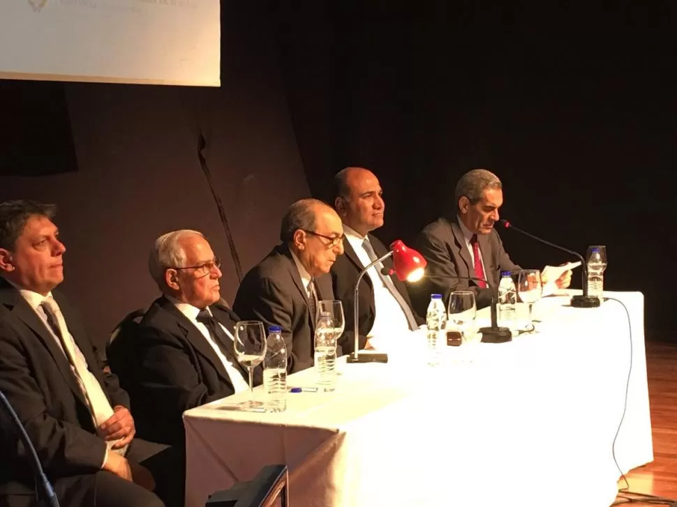 EN LA MISMA MESA. Daniel Posse, René Goane, Antonio Gandur, Juan Manzur y Antonio Estofán (lee un discurso). credito