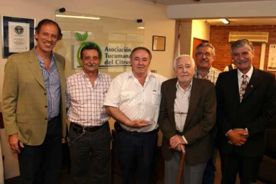 En los campos mostraron cómo monitorean la “mosca de la fruta”