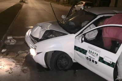 Un taxi subió a la platabanda y chocó contra un poste