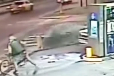 Video: fue rociado con nafta cuando quiso asaltar una estación de servicio