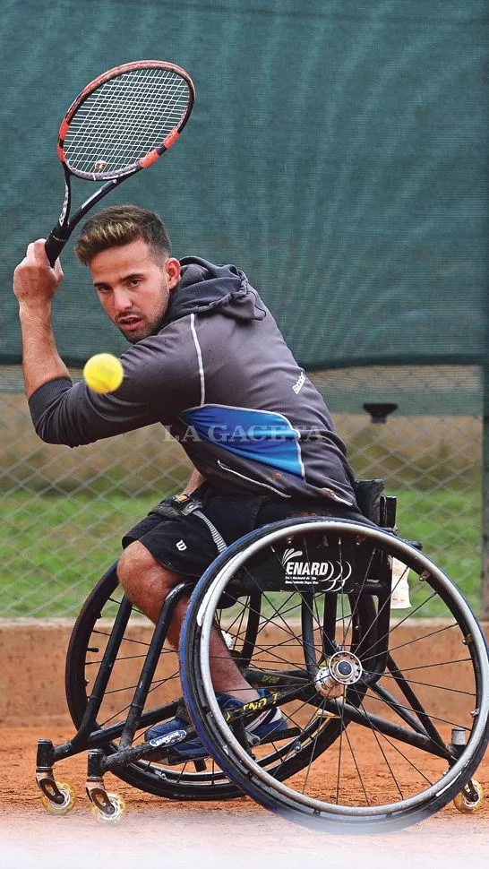 REVÉS. Facundo es zurdo como su ídolo, Rafael Nadal. LA GACETA / FOTO DE DIEGO ARÁOZ