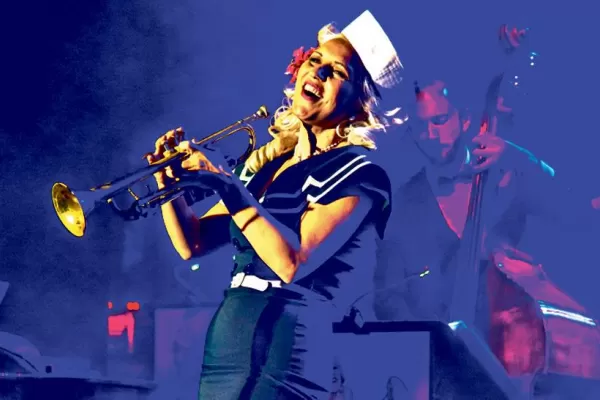 Es sueca, y lleva el jazz y el swing por el mundo