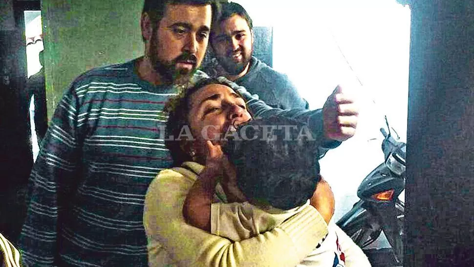 REENCUENTRO. Los padres del niño rompieron en llanto por la emoción de haberlo recuperado. FOTO ENVIADA A LA GECETA EN WHATSAPP