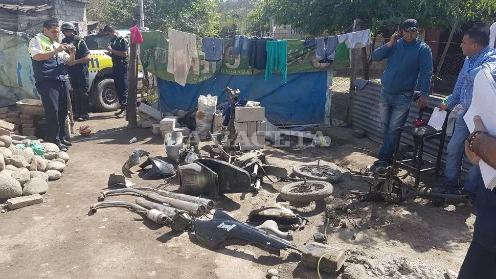 ALLANAMIENTO. En una misma vivienda encontraron droga y motopartes. LA GACETA / FOTO DE RODOLFO CASEN 