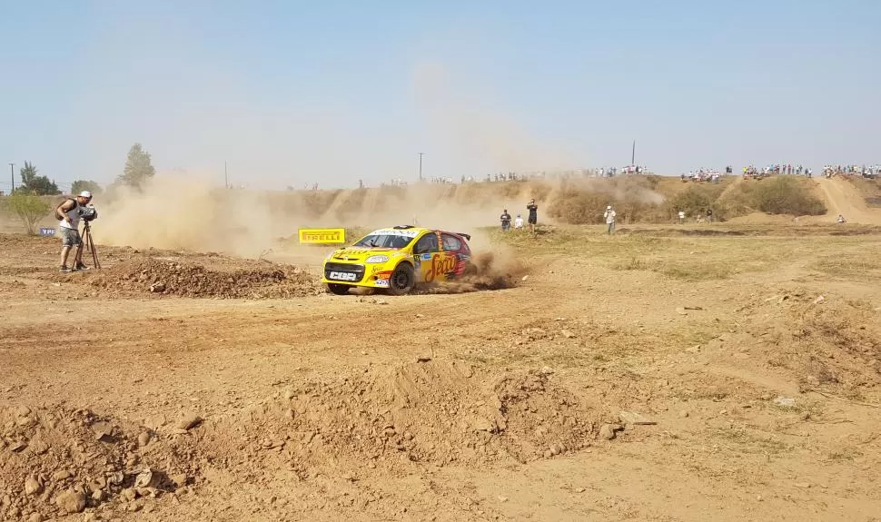 LEVANTANDO TIERRA. Tomás García Hamilton toma una curva en el circuito trazado en La Hoya. Hoy, ese lugar volverá a recibir a las máquinas, desde las 16.53. FOTOS DE MOTORPLUSTUCUMÁN.COM.AR