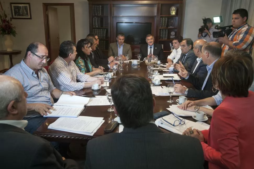 OFICIALISTAS Y OPOSITORES. Silman (desde la cabecera, sin corbata) preside la reunión de Labor Parlamentaria. Jaldo, a su lado, sigue el debate legislativo. la gaceta / foto de diego aráoz