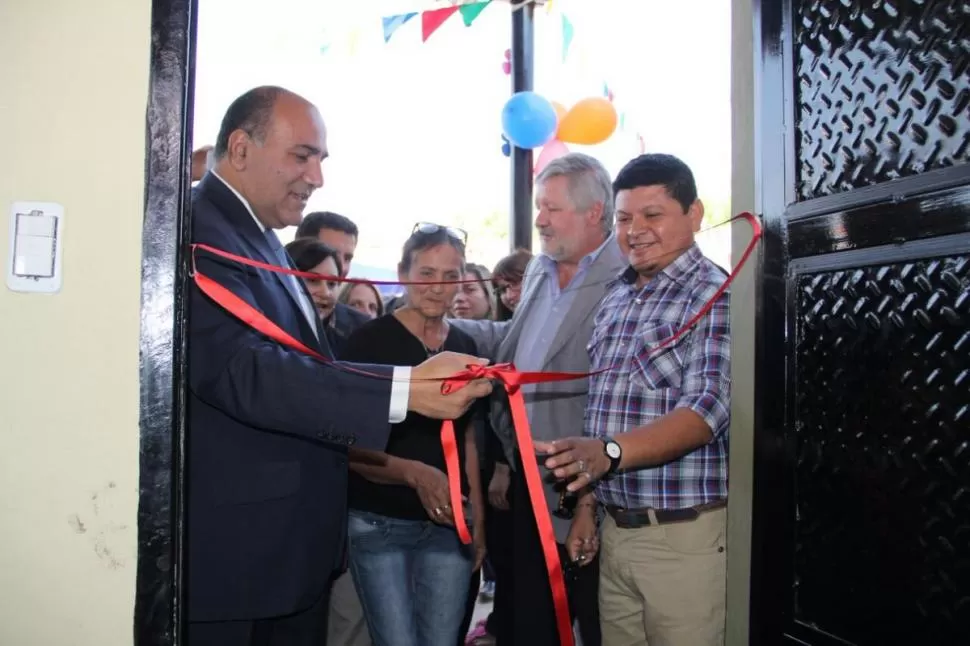 CENTRO BARRIAL. Manzur corta las cintas de la sede “Los Lapachos”. twitter @JuanManzurOK