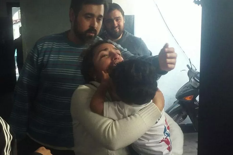 EL REENCUENTRO. La mamá del niño lo abraza en la comisaría 7°. 