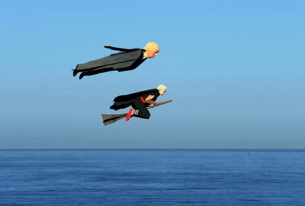 CARLSBAD (California).- El constructor Otto Dieffenbach III hizo volar ayer dos aviones a control remoto que representan a Trump y a Clinton. Reuters