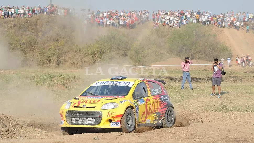 ANTE SU GENTE. Tomás García Hamilton acelera el Fiat Palio de la Compañía General de Rally en La Hoya. Allí logró el 7° mejor tiempo, pero antes se había mantenido siempre entre los dos primeros ubicados. LA GACETA / FOTO DE HECTOR PERALTA