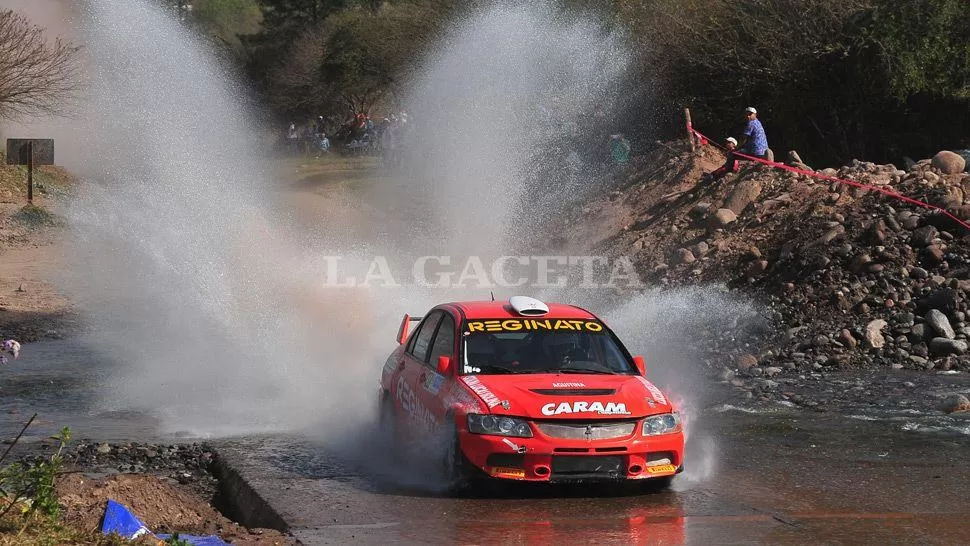 EN EL VADO. Miguel Reginato cruza el río con su Mitsubishi Lancer. El piloto sumó otra victoria por el certamen local. foto de marcelino mercado