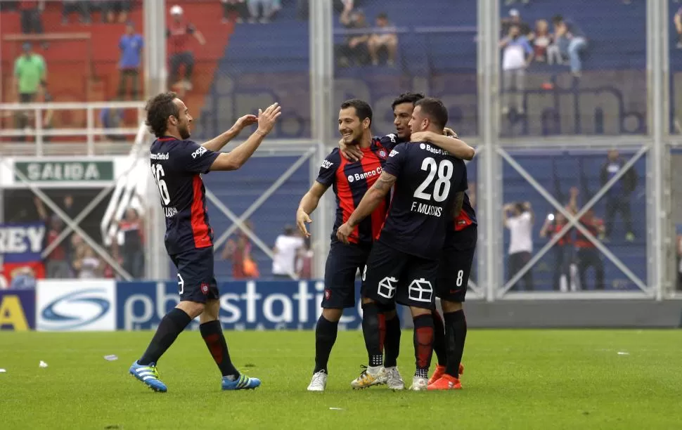 EUFORIA. Sebastián Blanco -tercero de la derecha- recibe todos los abrazos tras anotar el primer tanto de San Lorenzo. Dyn