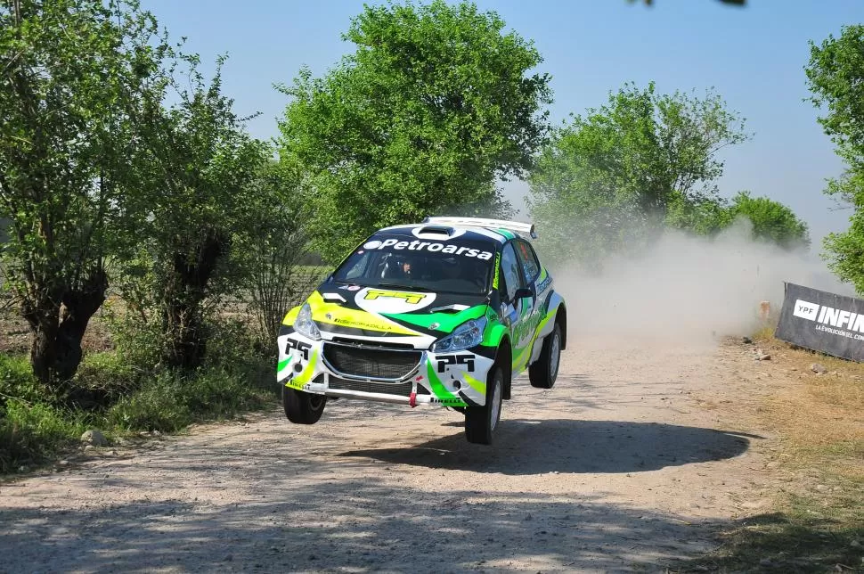 VUELO LIBRE. El Peugeot 208 de Gerónimo Padilla no tuvo ningún problema durante la primera etapa. fotoS de marcelino mercado