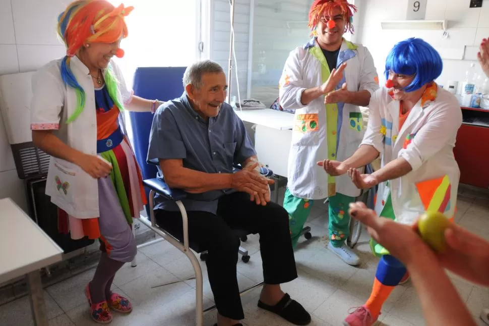 EN EL CENTRO DE SALUD. Uno de los internos aplaude y canta junto con los payasos hospitalarios. LA GACETA / FOTOS DE ANALÍA JARAMILLO.-